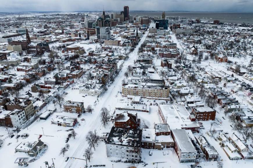 Imagen panorámica de Buffalo, New York. La terrible tormenta invernal que causó la muerte de al menos 50 personas en Estados Unidos el fin de semana de Navidad comienza a dar señales de amainar al tiempo que aparecen historias de familias atrapadas durante días en lo que llaman la “<b>tormenta de nieve</b> del siglo”.