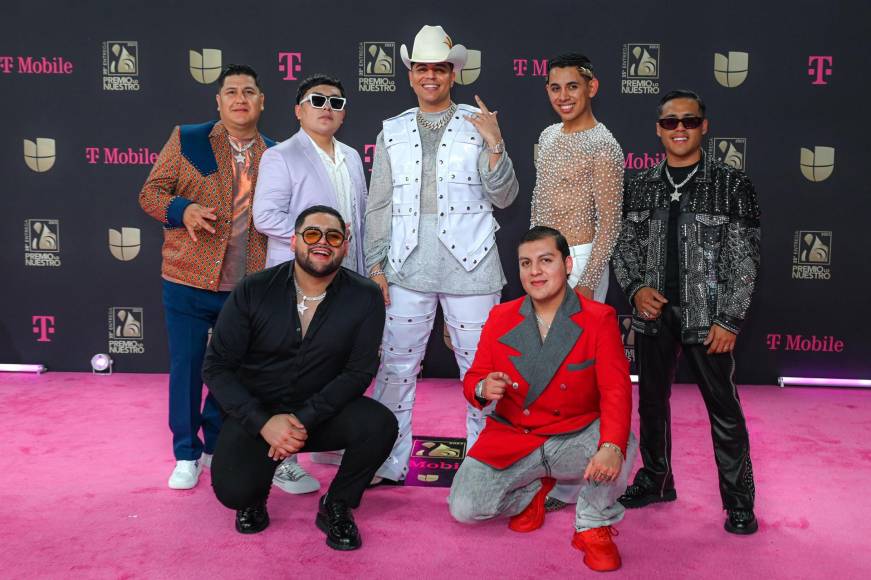 Los triunfadores de la edición de este año, los integrantes de la banda de música regional mexicana Firme posaron en la alfombra magenta de los Premio Lo Nuestro. Cada uno optó vestir acorde a su gusto y personalidad. Unos fueron urbanos otros clásicos y hasta atrevidos en transparencias.