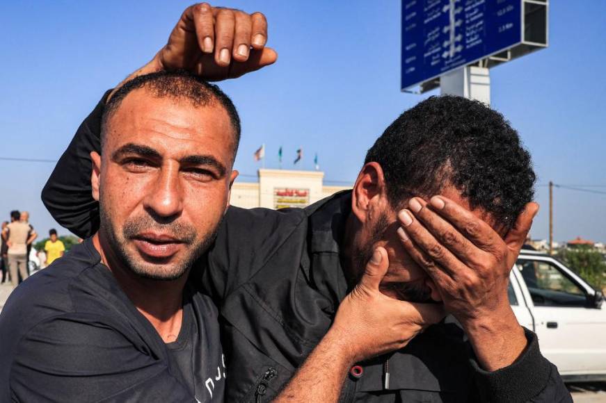 “Egipto recibe entre 40 y 50 casos de nuestros hermanos palestinos cada día y tenemos capacidad para recibir a muchos más”, dijo Abdelghafar en una rueda de prensa desde el hospital de Al Arish, a unos 40 kilómetros de Rafah, y uno de los que El Cairo ha preparado para recibir a los heridos palestinos.