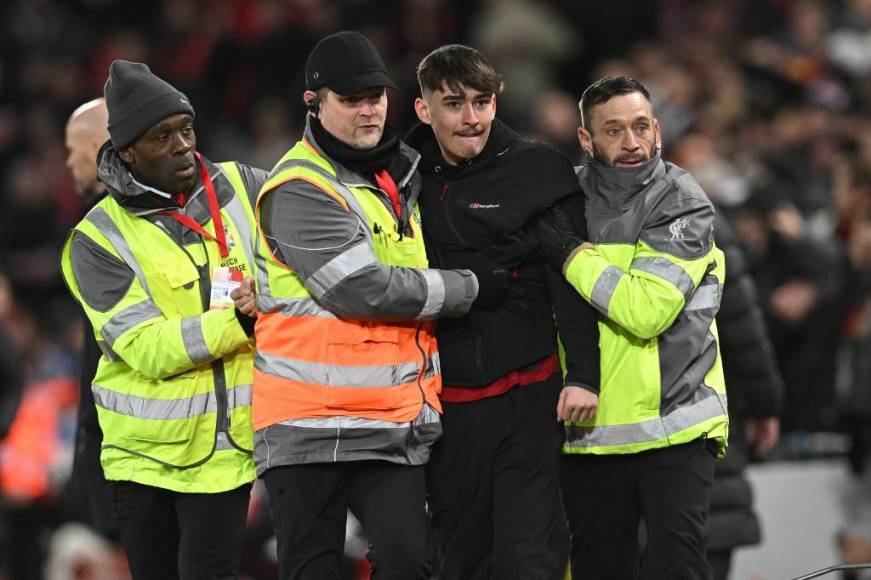 Este fue el aficionado que ingresó al campo para celebrar con los jugadores del Liverpool. Al final fue detenido por los elementos de seguridad. y pasará una noche en prisión.