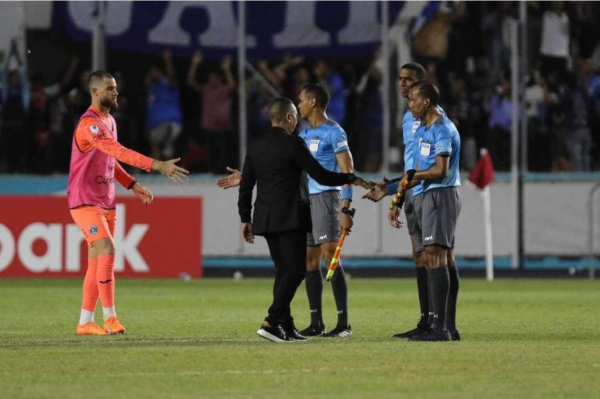 Humberto Rivera, entrenador del Olancho FC, saludó a los árbitros al final del partido.