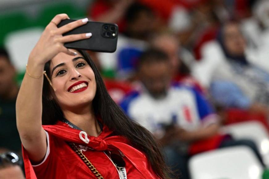 La linda chica de Túnez que se robó las miradas. Ella se tomó un par de selfies.
