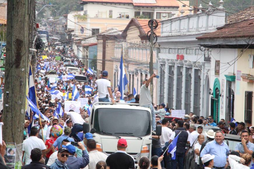 La ciudadana que participó en la marcha, además, reclamó el respeto a la democracia de Honduras. 