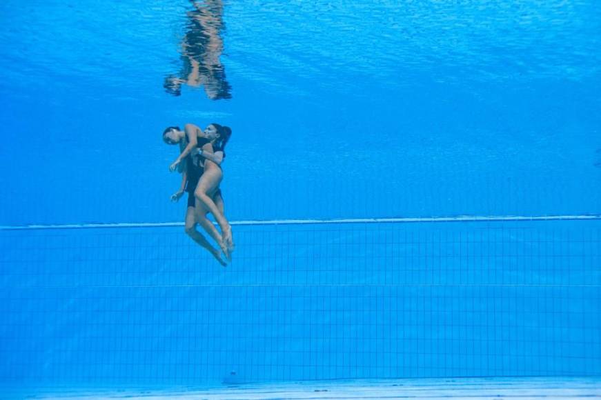 Fotos: El impactante rescate a la nadadora Anita Álvarez tras desvanecerse en plena competencia