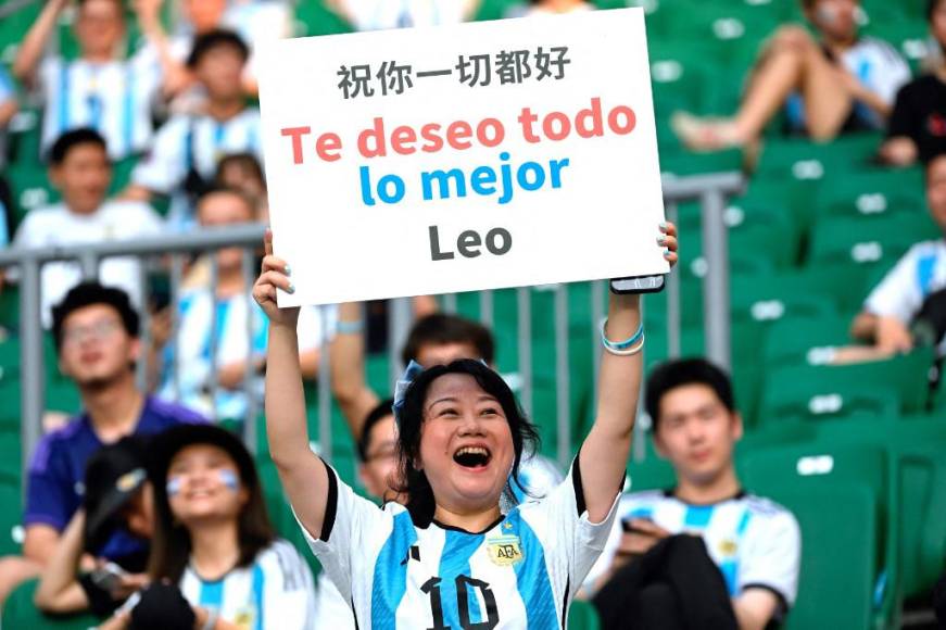 “Te deseo todo lo mejor Leo”, fue el mensaje de esta aficionada china para Lionel Messi. 