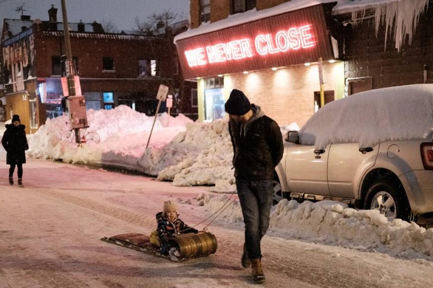 El número de muertes atribuidas a la <b>tormenta de nieve</b>, la mayoría en accidentes de tráfico, aumentó a por lo menos 50 después de que las autoridades confirmaran otro fallecimiento en el condado de Erie, en el oeste de Nueva York, epicentro de la crisis.