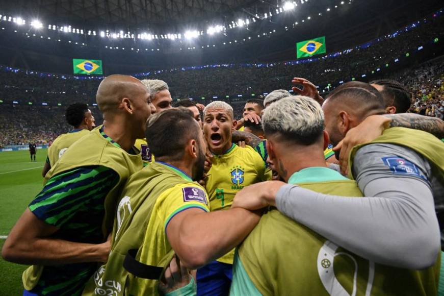 Richarlison fue el héroe de Brasil en su estreno en el Mundial al marcar un doblete.