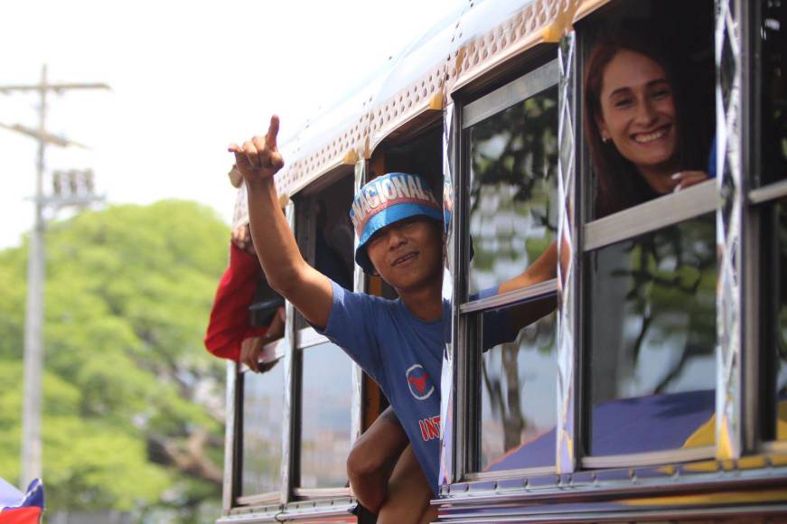 Buses de diferentes zonas del país comenzaron a llegar desde muy temprano a Tegucigalpa para ser parte de la gran final.