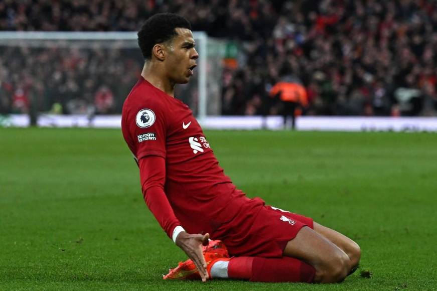 El neerlandés Cody Gakpo se destapó con dos goles en Anfield en el clásico de Inglaterra.