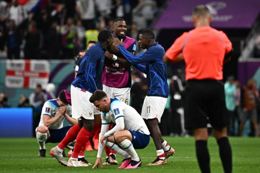 Los jugadores de Francia festejaban y los de Inglaterra lloraban la eliminación.