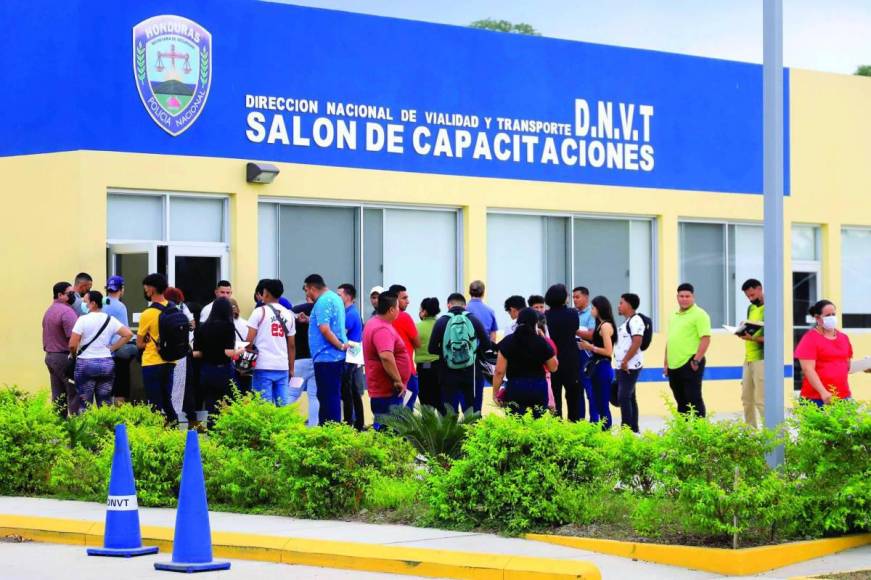 El subcomisario Ever Zúniga, de la DNVT en San Pedro Sula, manifestó que desde hace dos semanas no se están emitiendo licencias de conducir para solicitantes por primera vez y renovación.