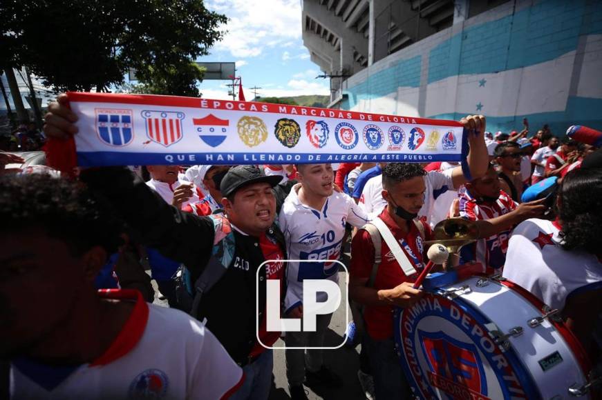 La Ultra Fiel, barra del Olimpia, montó un gran show en su llegada al estadio Nacional Chelato Uclés