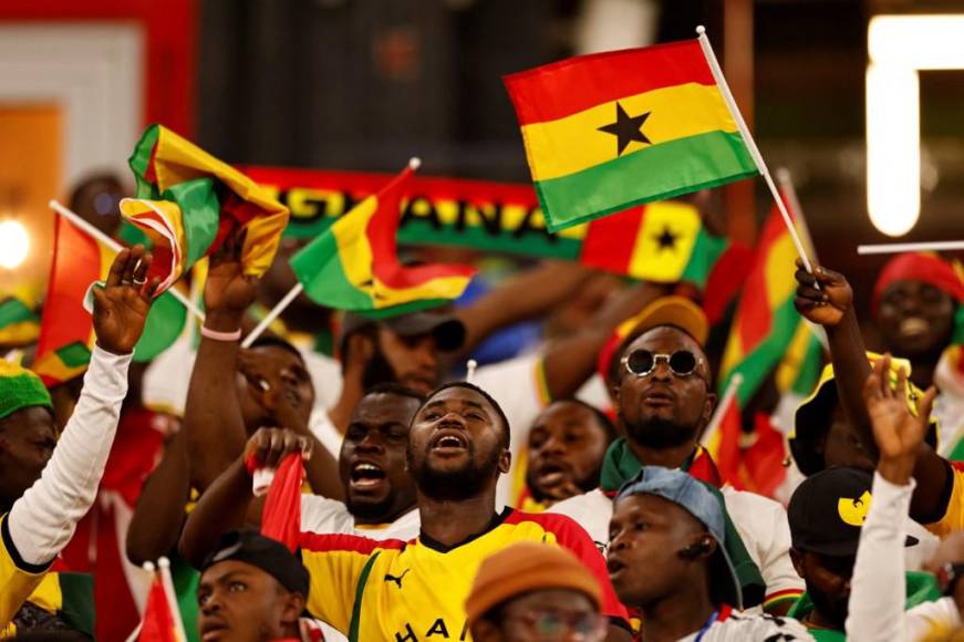 Los aficionados de Ghana no se quedaron atrás y armaron su fiesta en las graderías.