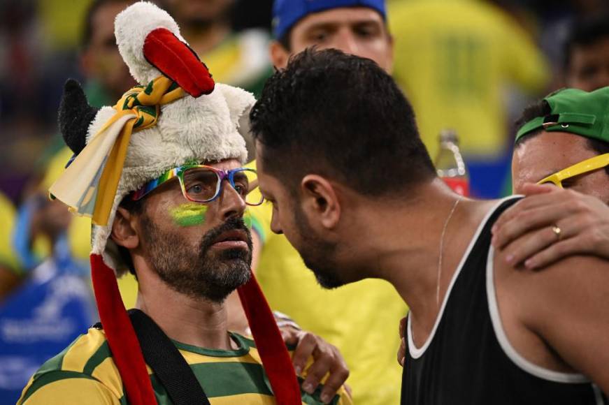 Los brasileños se dijeron un par de cosas y tuvieron que ser separados por el resto de aficionados de Brasil.