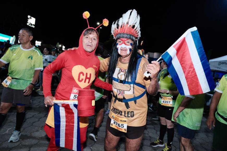 Hasta el “Chapulín Colorado”, debidamente inscrito y con su icónico disfraz corrió en La Maratón de LA PRENSA. El “Indio Leo”, de Costa Rica, con su número 2765, participó en la ruta de los 10,5 kilómetros.