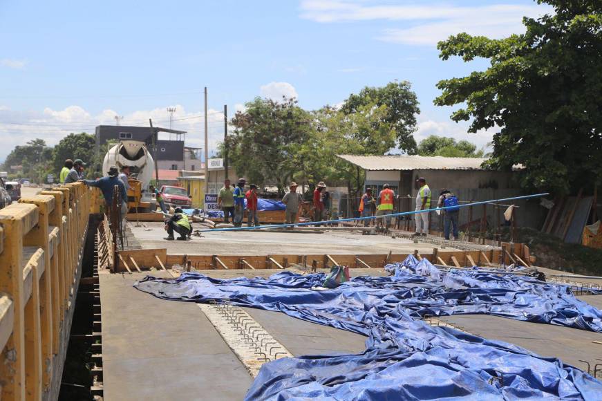 Agregó que en cada proyecto de pavimentación se realizan mejoras en los sistemas de aguas negras y agua potable, brindando así una mejor calidad de vida a los vecinos.