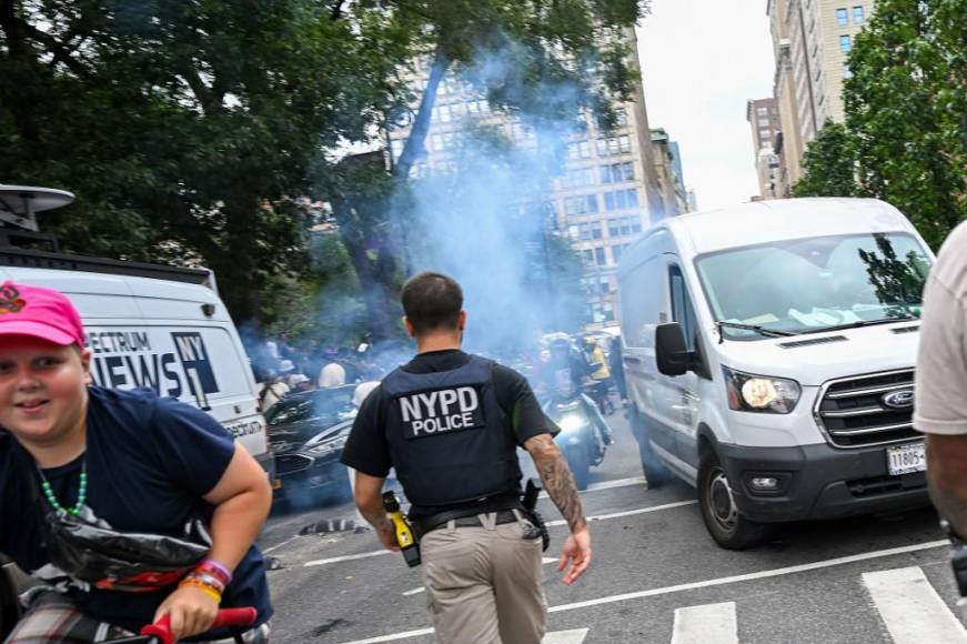 El jefe de departamento de la policía de Nueva York, Jeffrey Maddrey, dijo en una conferencia de prensa que Cenat se podría enfrentar a dos cargos de incitación a disturbios y reunión ilegal en relación con el caos del viernes por la tarde.