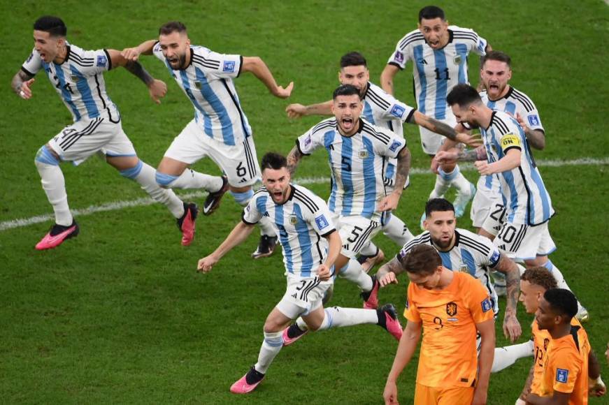 Momento en donde los argentinos festejaban el pase a semifinales ante el lamento de los neerlandeses.