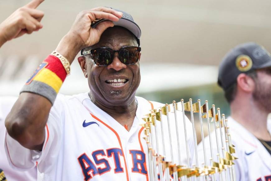 La reivindicación en el Clásico de Otoño del veterano as Justin Verlander, quien levantó con fuerza el trofeo de campeones ante la algarabía del publico, se hizo presente en este escenario de celebración.