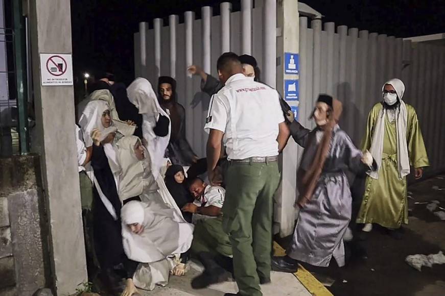 Esta captura de un video de AFP muestra a miembros de la secta judía Lev Tahor escapando de un centro de detención en Huixtla, estado de Chiapas, México, el 29 de septiembre de 2022. 