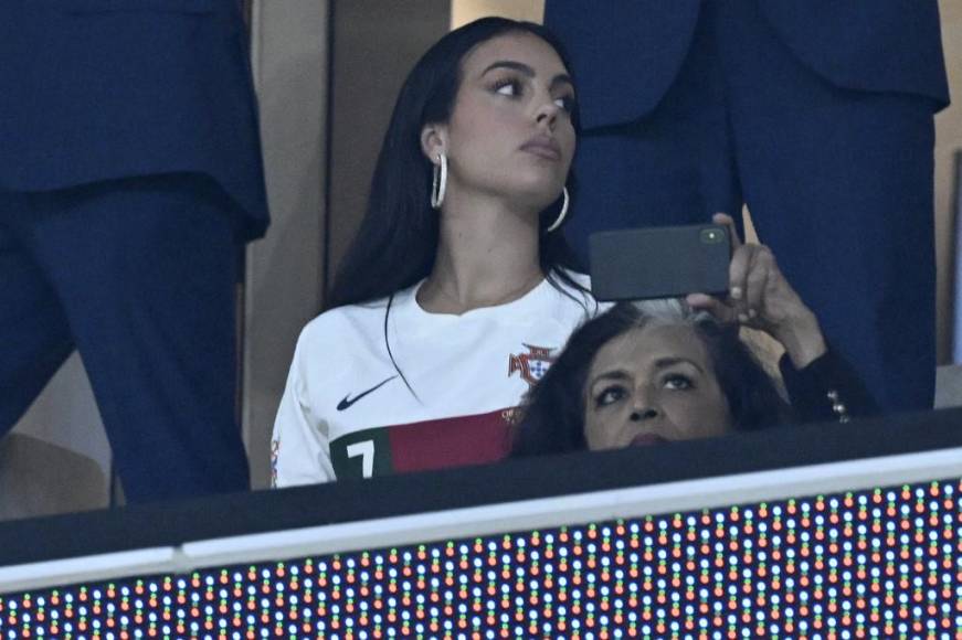 Georgina llegó bien identificada con la camiseta de Portugal aunque su amado CR7 comenzó en el banquillo de suplentes.