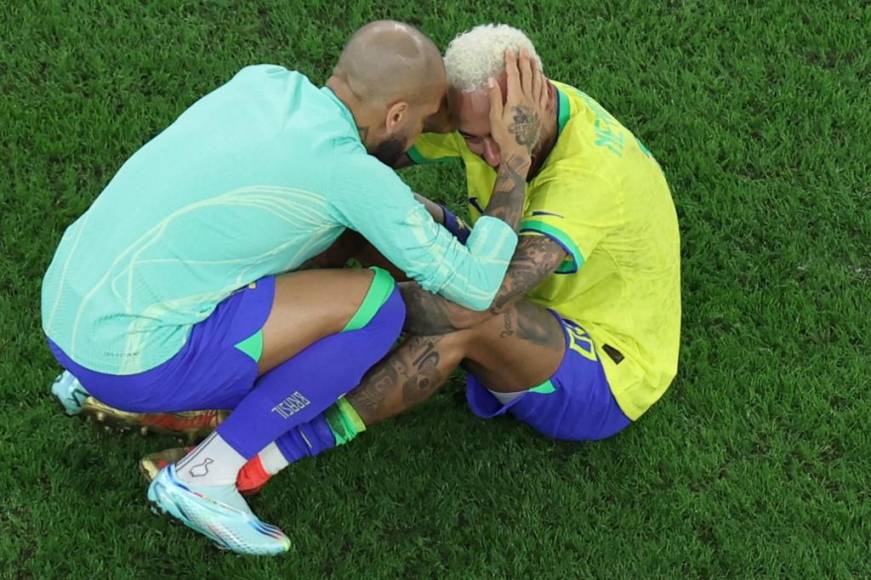 Dani Alves se fue a darle apoyo moral a Neymar que estaba rompiendo en llanto.