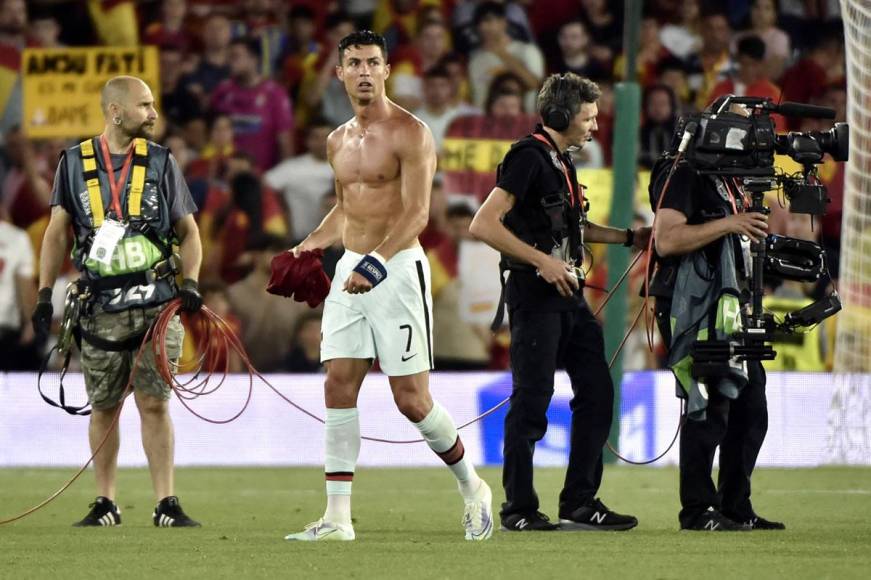 Cristiano Ronaldo se marchó del campo con el torso desnudo.