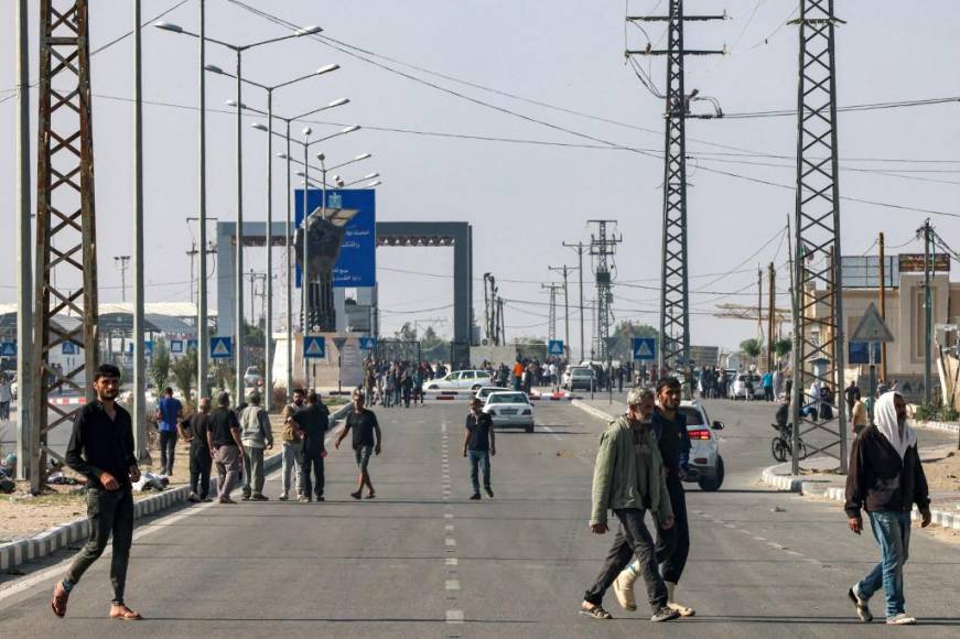  Trabajadores de Rafah cruzan a la Franja de Gaza por la frontera comercial de Kerem Shalom con Israel en el sur de Israel.