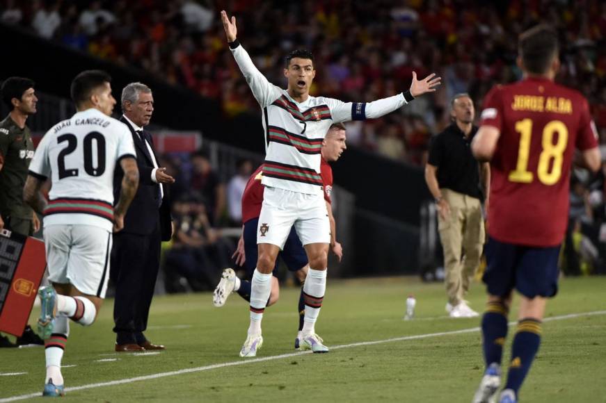 El enfado de Cristiano Ronaldo con el árbitro por no darle el saque de banda a Portugal.