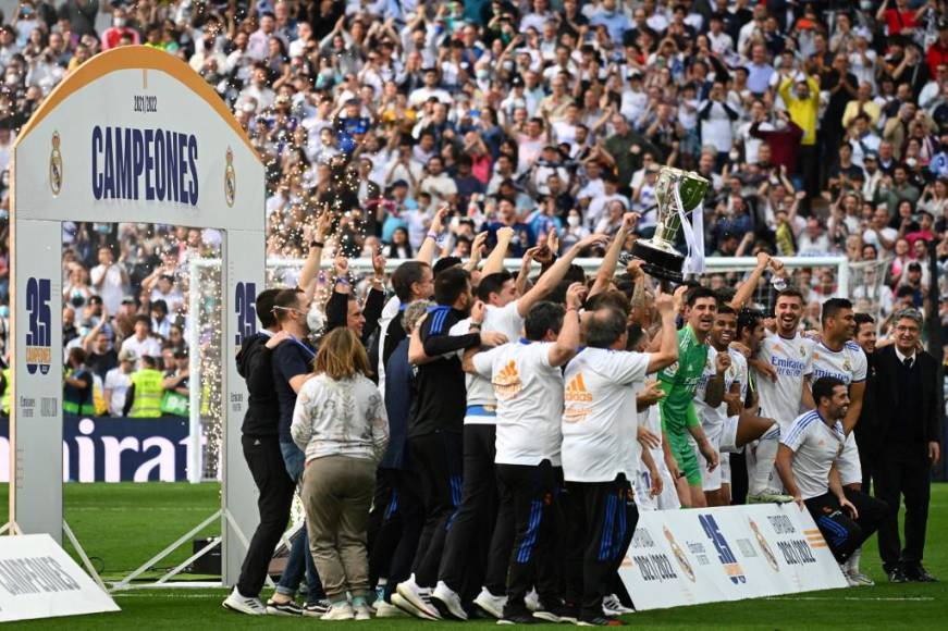 El Real Madrid ganó su 35º título de Liga este sábado, el primero con Carlo Ancelotti a los mandos, tras ganar 4-0 al Espanyol, culminando un campeonato que dominó prácticamente desde su inicio.