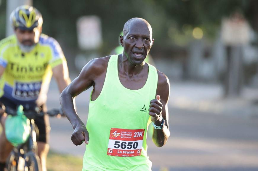 Keniata Jilius Kibet, corredor originario de Kenia y líder de los 21 kilómetros.
