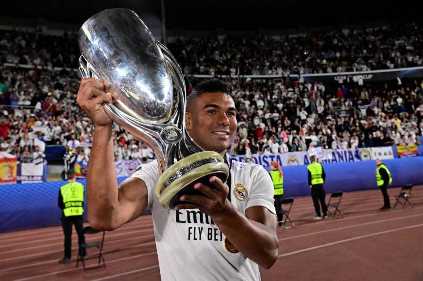 El Manchester United está interesado en fichar a Casemiro del Real Madrid, ya que el fichaje de Frenkie De Jong es complicado.. Medios españoles informan inclusive que el cuadro inglés ya están en España para conversar con el brasileño.