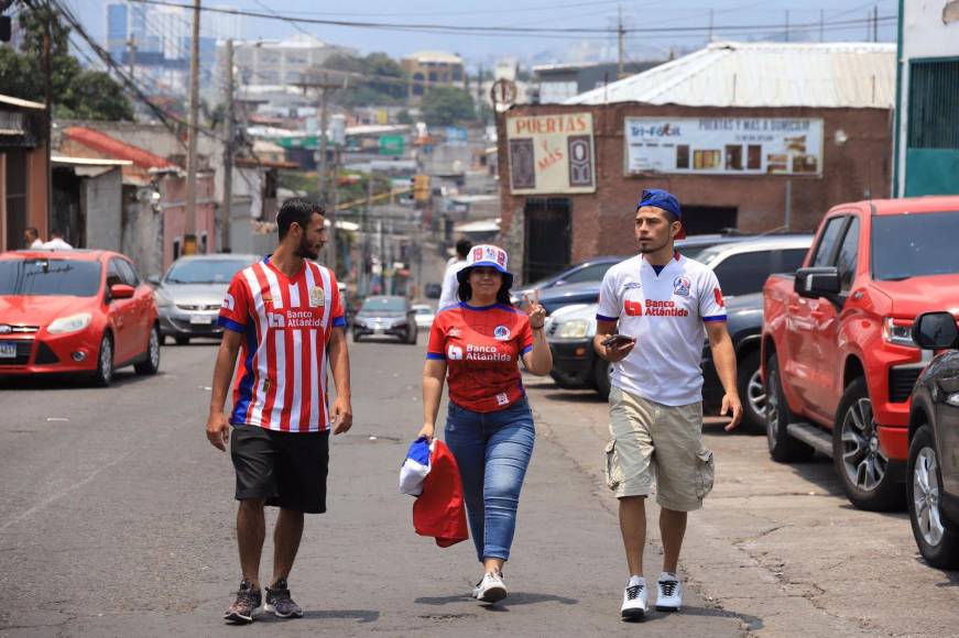 Hincha en la torre y las bellas chicas que adornan la gran final