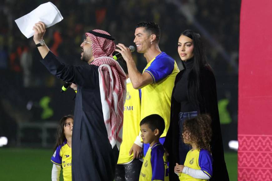 El delantero portugués de 37 años considerado como uno de los mejores futbolistas de la historia, fue presentado este martes a los aficionados del club saudita cuyos riquísimos y ambiciosos propietarios quieren hacer de él el primer escalón hacia un “sueño galáctico”.