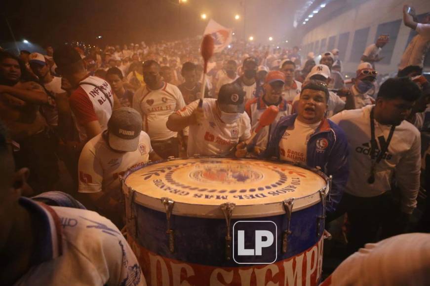 Tremenda fiesta montó la barra del Olimpia con bombos y cánticos.