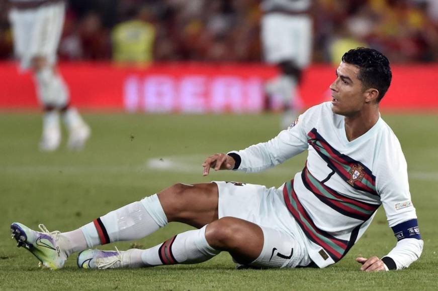 Cristiano Ronaldo en el suelo tras una falta.