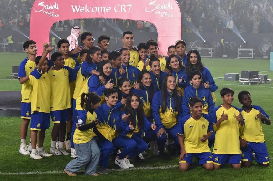 Los niños se tomaron una fotografía con Cristiano Ronaldo.