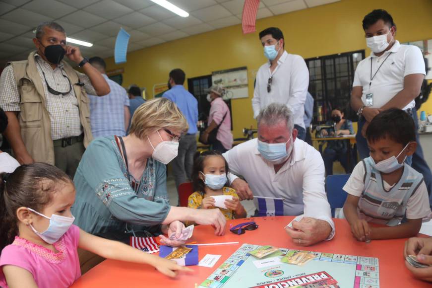 Embajadora de EE UU y alcalde de San Pedro Sula reunidos con los niños.