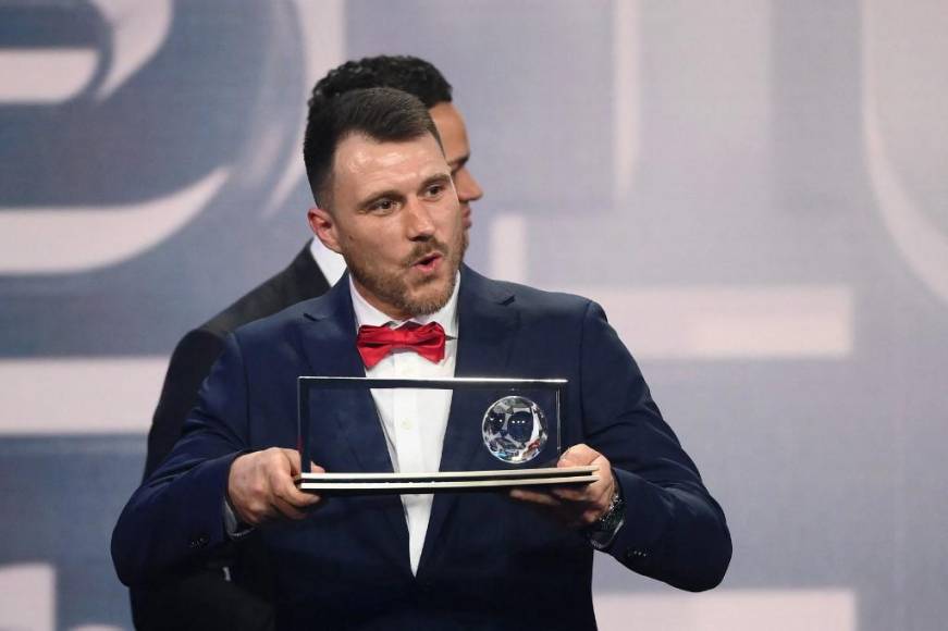  Marcin Oleksy recibió el premio Puskas.