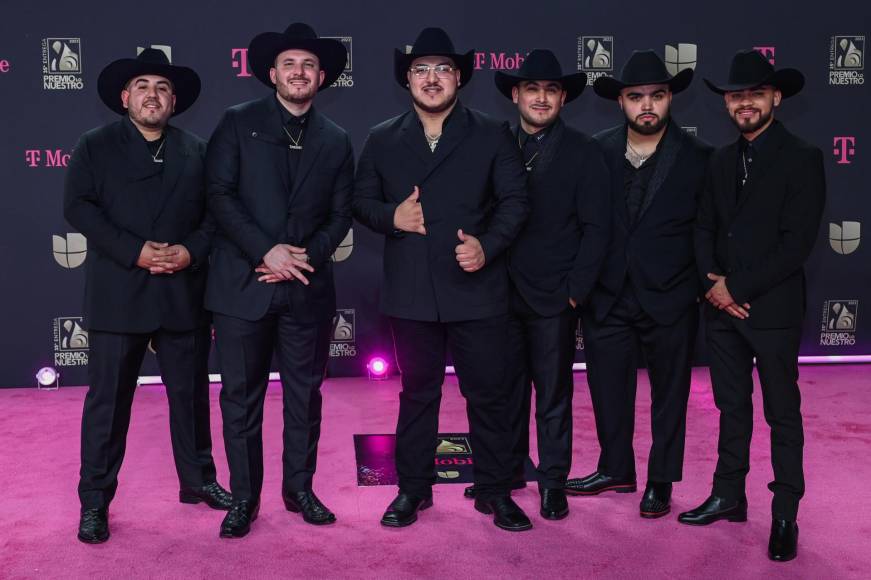 Los integrantes del Grupo Frontera en cambio se fueron todos combinados en negro, con elegantes conjuntos en traje, zapatos y sombreros.