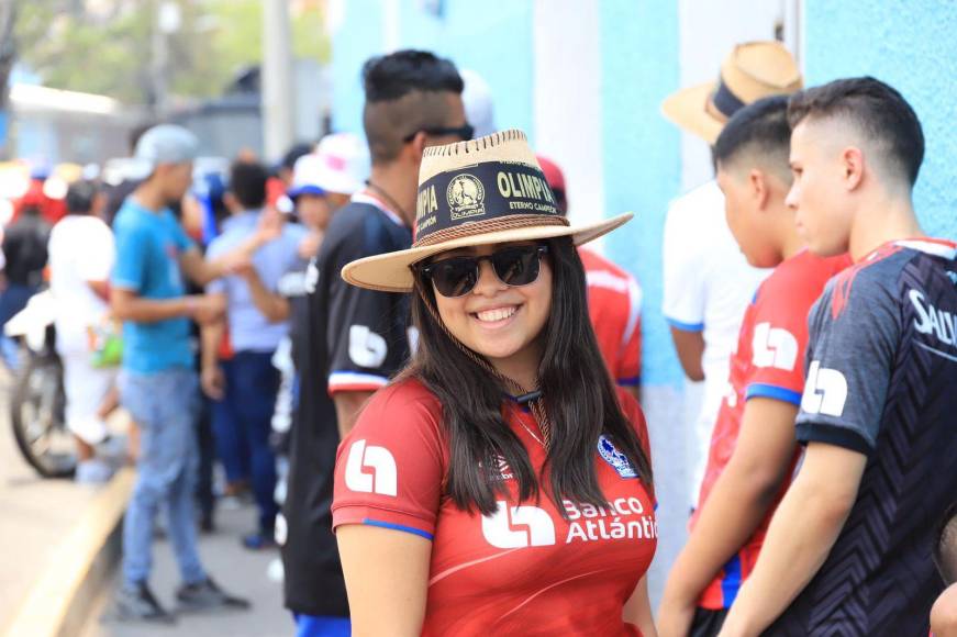 Hincha en la torre y las bellas chicas que adornan la gran final