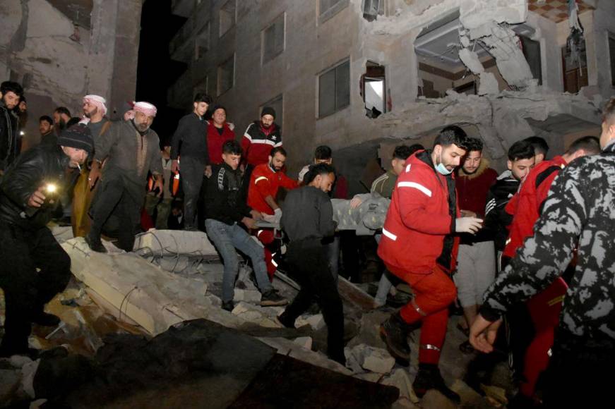 Varios organismos y países ofrecieron ayuda a <b>Turquía</b> y Siria el lunes tras el potente terremoto que causó la muerte de 2.300 personas.