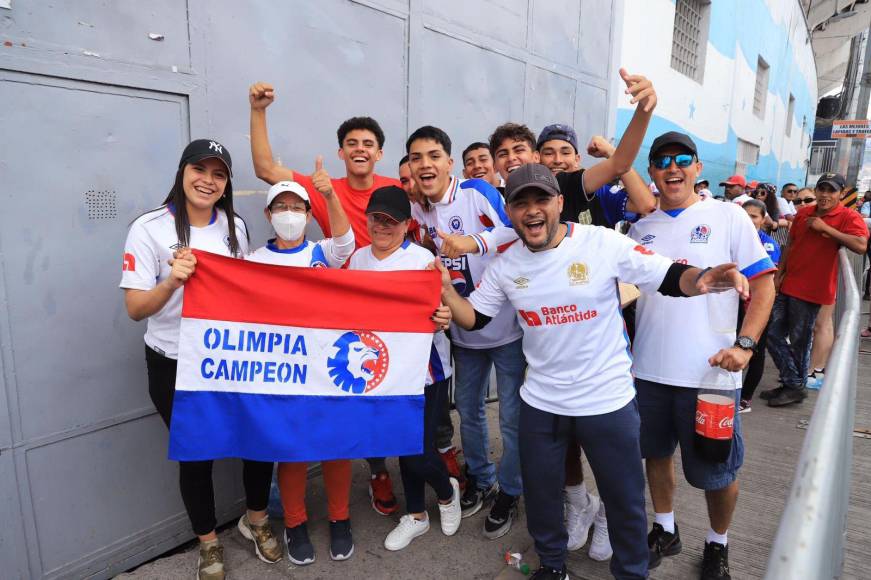 ¡Entre amigos y con la indumentaria de Olimpia! Estos aficionados pasaron con toda la alegría en la previa del partido.