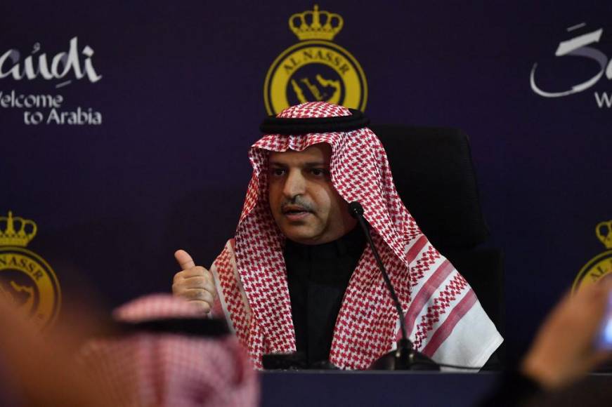 El presidente del Al Nassr, Musalli al Muammar, afirmó durante la presentación de Cristiano Ronaldo como nuevo jugador del club saudí que el astro portugués pidió durante las negociaciones que sea tratado como el resto de sus compañeros.
