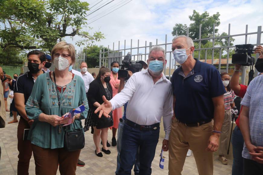 Decenas de personas esperaban la llegada de la embajadora.