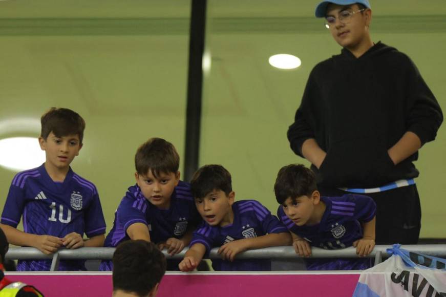 Los hijos de Lionel Messi fueron captados jugando con un amigo.