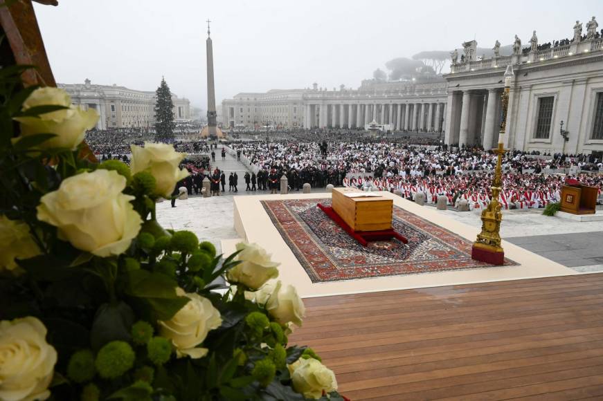 La ceremonia, que comenzó a las 09H30 (08H30 GMT), duró una hora y 20 minutos y fue concelebrada por unos 4.000 religiosos, entre cardenales y obispos de todo el mundo.