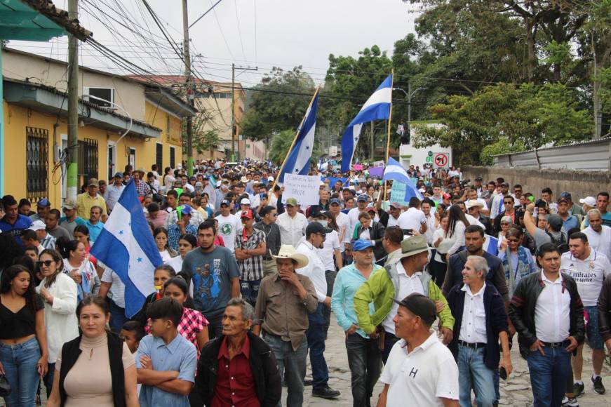 La marcha inició desde las 10:00 de la mañana y recorrió la calle Real Centenario de Santa Rosa de Copán. 