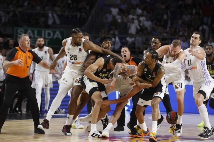 Real Madrid y Partizán interrumpieron su partido por una de las peleas más lamentables que se recuerdan en el baloncesto europeo.