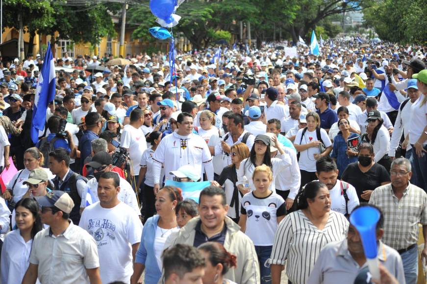 Miles de hondureños participaron este sábado en una “Marcha por Honduras” en el bulevar Suyapa en Tegucigalpa, Honduras.